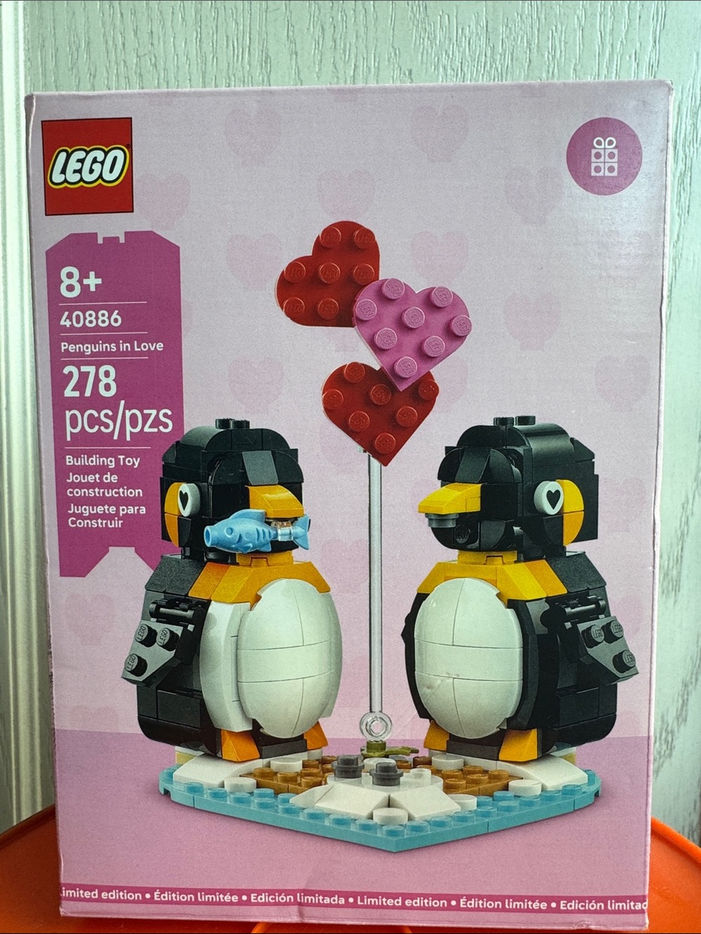 LEGO 40886 Penguins in Love Set (Black, White, Pink, Red, Yellow, Blue)